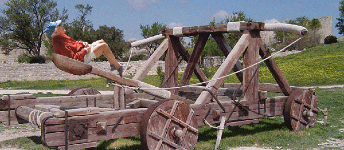 {{CC|by-sa|3.0}} Katapult: [https://commons.wikimedia.org/wiki/File:Replica_catapult.jpg Replica Catapult]. Lizenziert unter [http://creativecommons.org/licenses/by-sa/3.0/ CC BY-SA 3.0] über [//commons.wikimedia.org/wiki/ Wikimedia Commons ]